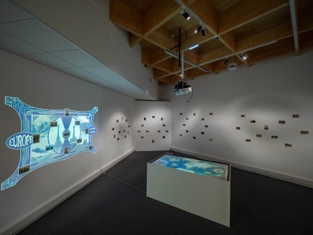 Vue de l'exposition « Le tour du monde en 80 cartes » à Baud - 2026