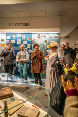 Vernissage : arrivée de Rozenn (Carolie Bonis)