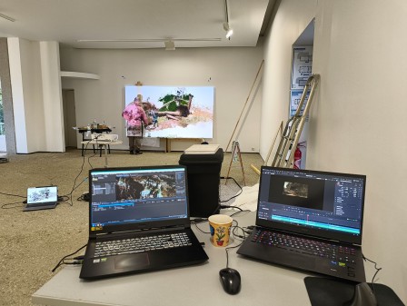 Travail de peinture et numérique dans l'atelier