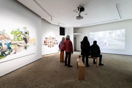 Vue de la seconde salle de l'exposition (partie « Critique ») ©Yoan Brière