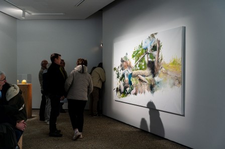 Vue du public dans le fond de la seconde salle de l'exposition (« Derniers reliefs » à droite et « Reliquaire » à gauche) ©Yoan Brière