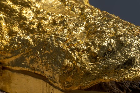 « Reliquaire », très gros plan où l'on peut voir le bâtiment de la galerie