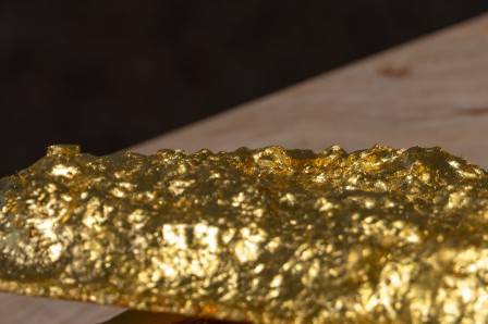 « Reliquaire », très gros plan où l'on peut voir le bâtiment de la galerie