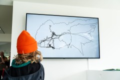 « Topographie » présenté sur un écran TV à l'entrée (©Yoan Brière)