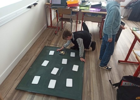 Création des cartes postales et collage sur le tableau