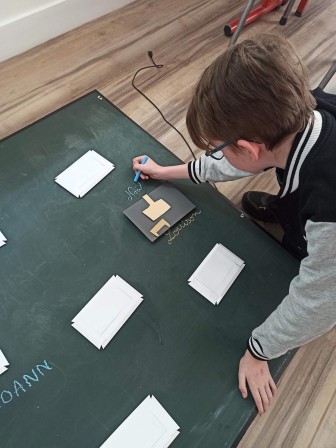 Création des cartes postales et collage sur le tableau