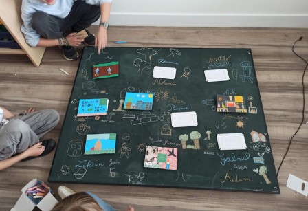 Création des cartes postales et collage sur le tableau