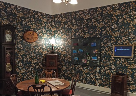 Le tableau installé dans l'exposition Bistrot