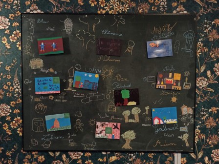 Le tableau installé dans l'exposition Bistrot